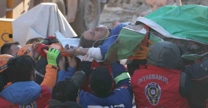 Diyarbakır’da 101 saat sonra anne ve oğlu kurtarıldı