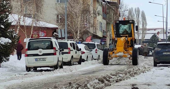 Ardahan Belediyesi ekiplerinin karla mücadele çalışmaları
