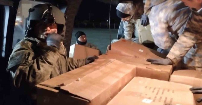 Mehmetçik yardım malzemelerini deprem bölgesine ulaştırıyor