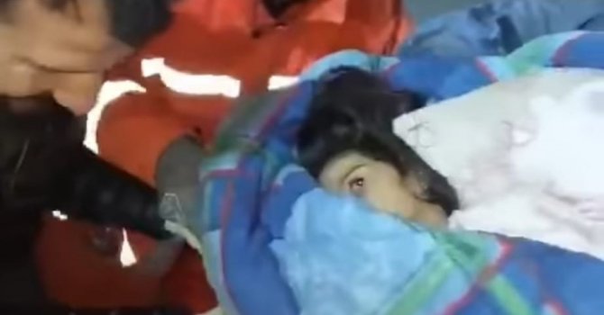 8 yaşındaki Asya 96 saat sonra enkazdan sağ olarak kurtarıldı