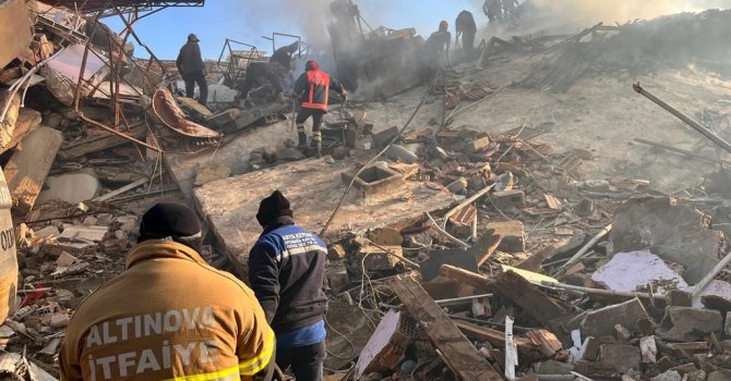 Hatay’da enkazda çıkan yangın söndürüldü