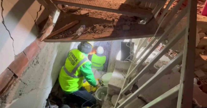 Ekiplerin enkaz altından can kurtarma mücadeleleri kamerada