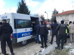 Depremzedelere polisten yardım eli