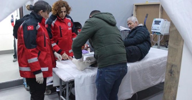 TCG Bayraktar yaralanan vatandaşlara aralıksız tedavi hizmeti sağlıyor