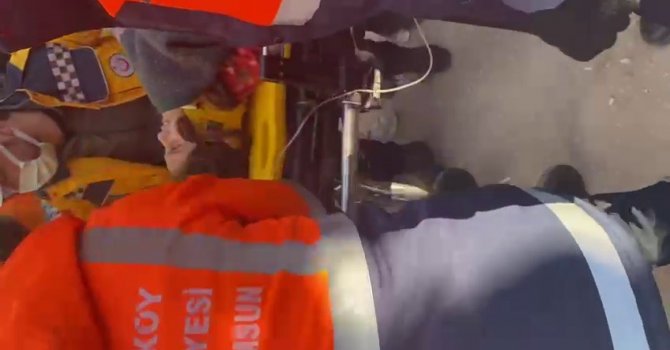 Hatay’da baba ve kız göçük altından kurtarıldı