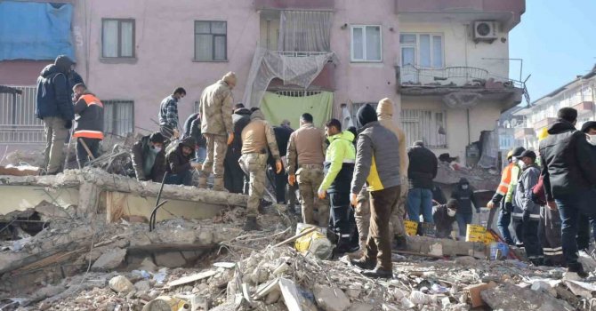 Yıkılan binaları yapan sorumlular mercek altına alındı