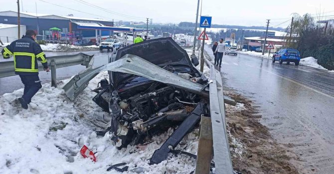 Hafif ticari araç bariyerlere çarptı: 2 yaralı