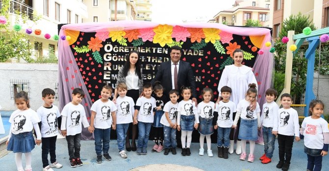 Minik öğrencilerden “Öğretmenler Günü” etkinliği