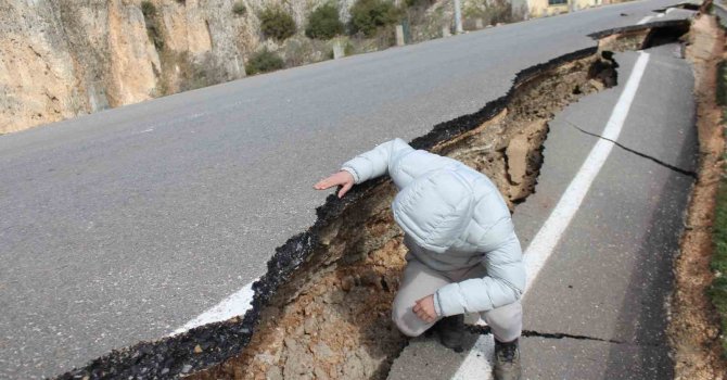 Kartalkaya Barajı’nda yol ortadan ikiye ayrıldı
