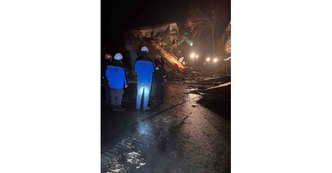 Öğrencisi ve öğretmeni enkaz altından birlikte sağ olarak kurtarıldı