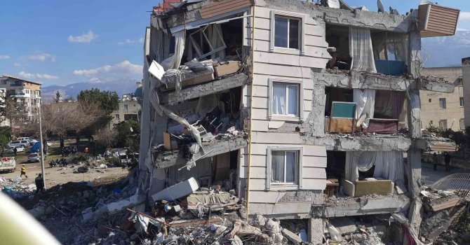 İzmir ekipleri depremin 102. saatinde bir canı daha kurtardı