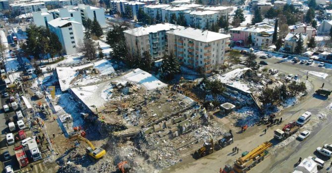 TSK arama-kurtarma ekipleri, enkaz alanında vatandaşların bulunması için yoğun çaba sarf ediyor