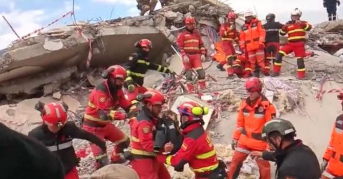 106 saat sonra enkazdan 2 çocuk canlı kurtarıldı