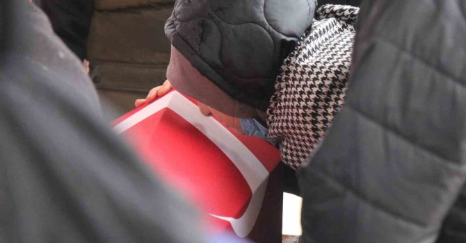 Depremde hayatını kaybeden astsubay, kızı ve annesi son yolculuklarına uğurlandı