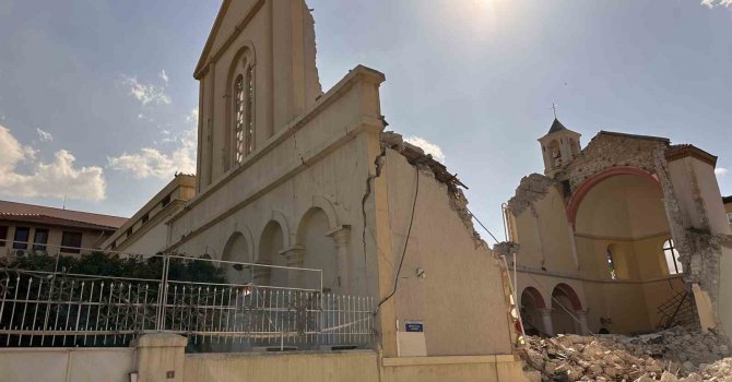 Depremde tarihi kilise de yıkıldı