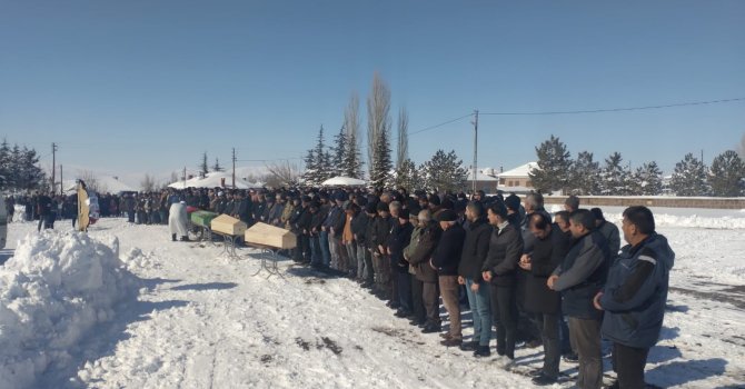 Depremde hayatını kaybeden polis ve ailesi toprağa verildi