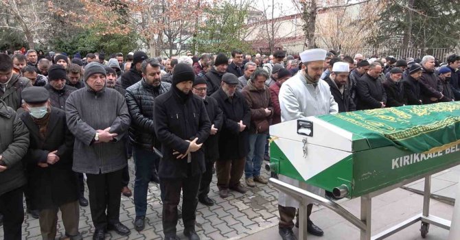 Depremin yıktığı binanın enkazında kalan 10 yaşındaki çocuk toprağa verildi