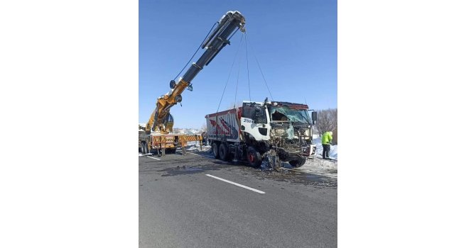 Ağrı’da bir kamyon dereye uçtu