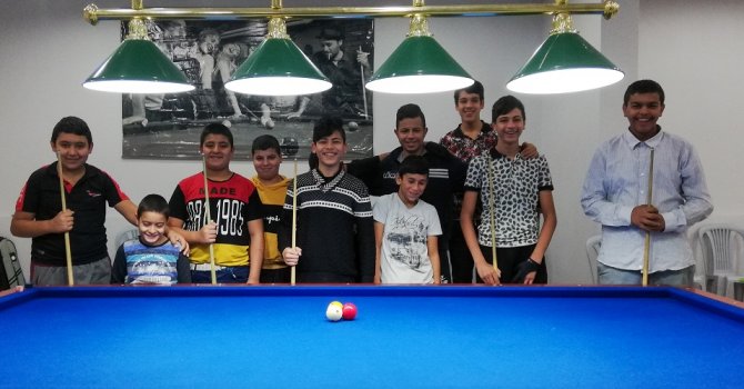 Zeytinköylü gençler ASSİM’de bilardo öğreniyor