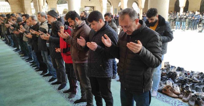 Depremde hayatını kaybedenler için Şanlıurfa’da gıyabi cenaze namazı