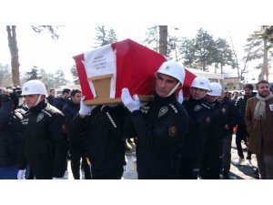Depremde hayatını kaybeden polis memuru ve eşi Kayseri’de toprağa verildi