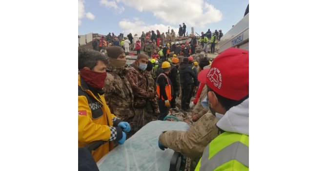 Adıyaman’da enkaz altında kalan Mehmet Ayhan Erdem, 105 saat sonra sağ olarak çıkarıldı