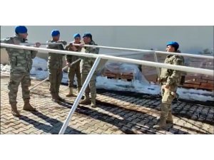 MSB: “1’inci Zırhlı Tugayımız kentteki çadır kurma çalışmalarına da aralıksız destek sağlamayı sürdürüyor”