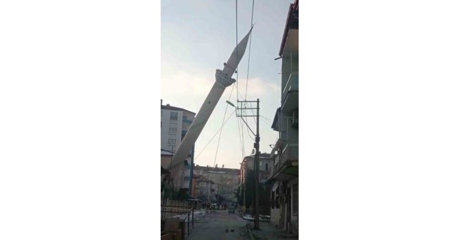 Elazığ’da hasar alan minare kontrollü bir şekilde yıkıldı