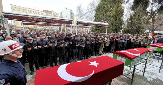 Depremde hayatını kaybeden uzman çavuş ve ailesi son yolculuğuna uğurlandı