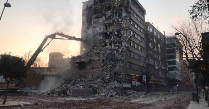 Elazığ’da beşik gibi sallanan binanın yıkımına başlandı