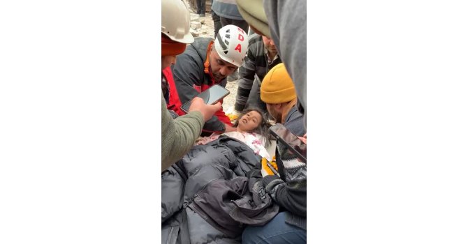 Depremin 106’ncı saatinde 2 kız çocuğu ve anne enkazdan sağ çıkarıldı