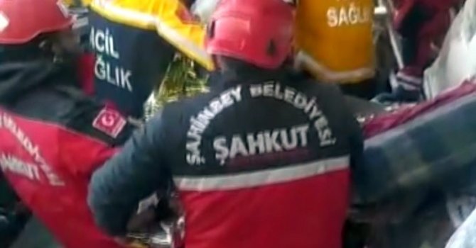 Enkaz altındaki kadını 105’inci saatte ŞAHKUT ekipleri kurtardı