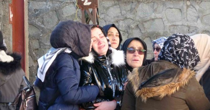 Depremde hayatını kaybeden 5 kişilik aile Isparta’da toprağa verildi