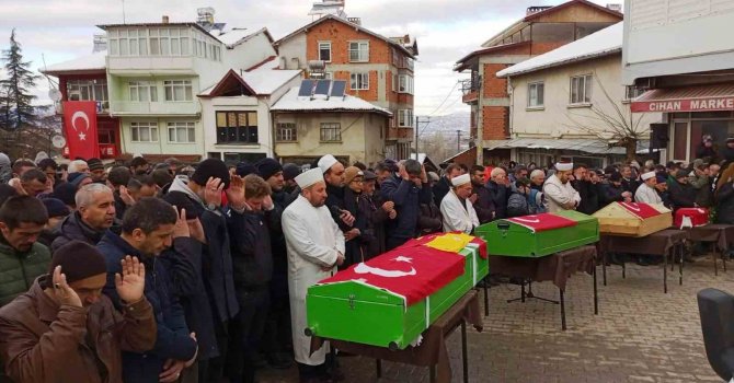 Depremde hayatını kaybeden 4 kişilik Selçuk ailesi Simav’da toprağa verildi