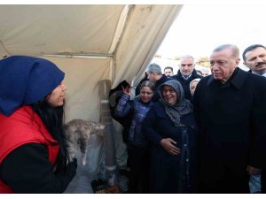Cumhurbaşkanı Erdoğan, Malatya’da çadır kenti ve depremzedeleri ziyaret etti