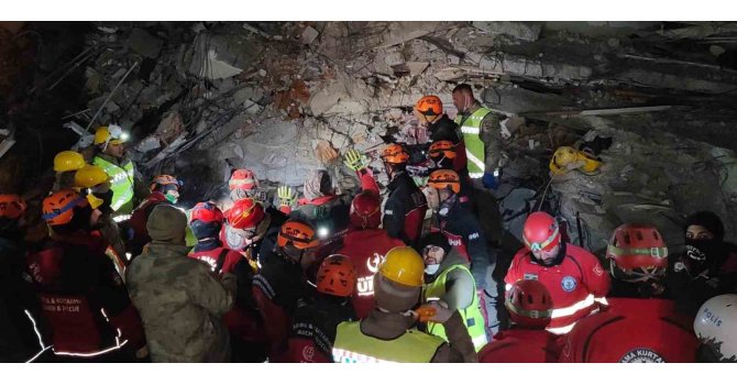 Depremden 111 saat sonra enkazdan sağ olarak kurtarıldı