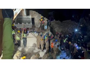 72 yaşındaki emekli öğretmen 113 saat enkazdan sağ kurtarıldı