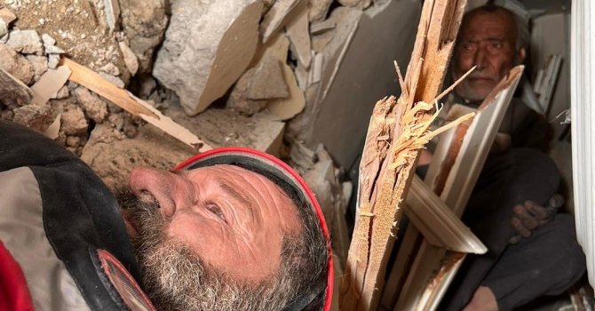 Yaşar dedeyi enkazdan ’aslansın’ diyerek çıkardılar