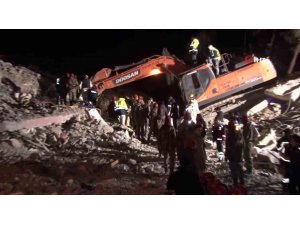 Önce 6 yaşındaki Kübra, ardından 6 aylık hamile annesi kurtarıldı