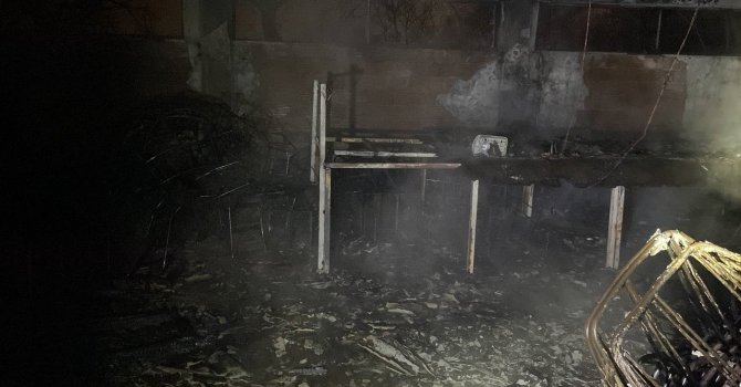 Kocaeli’de mobilya fabrikasının sünger deposu alevlere teslim oldu
