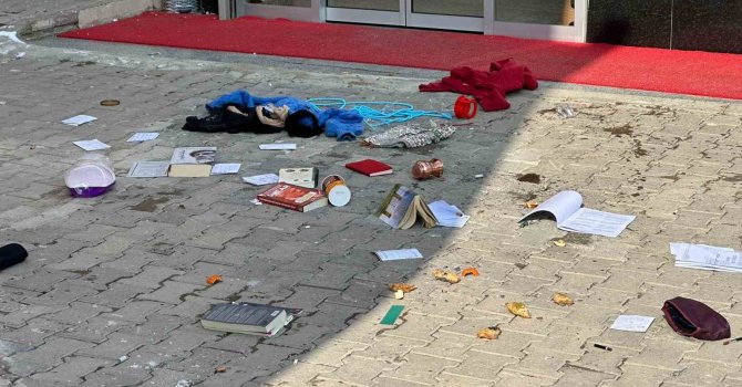 Evinde ne bulduysa dışarı attı