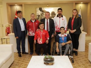 Şampiyon haltercilerden Başkan Böcek’e ziyaret