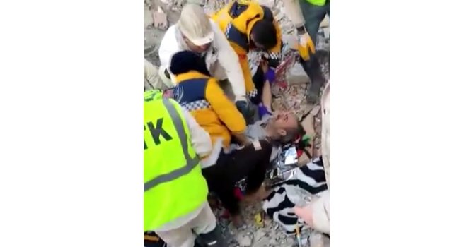 125 saat sonra enkazdan sağ çıkarıldı