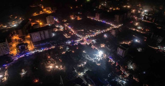 Kahramanmaraş’ta geceyi arama kurtarma çalışmaları aydınlattı