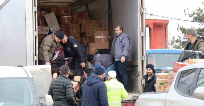 Emniyet müdürlüğü ekipleri 1 tır yardım malzemesi yolladı