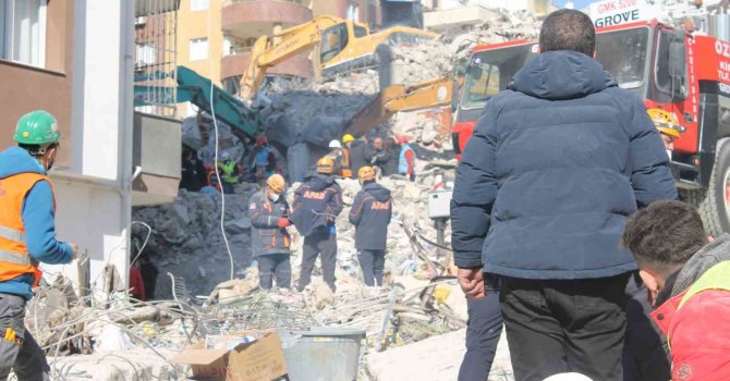 Adana’daki Ekim Apartmanı’nda arama kurtarma çalışmaları sürüyor