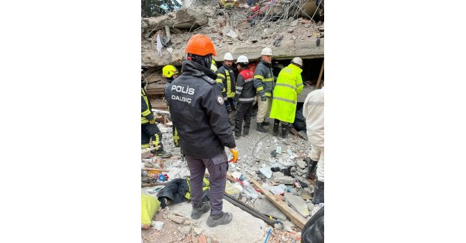 Van polisi 108 saat sonra bir kadını enkaz altından sağ çıkardı