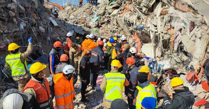 128’inci saatte çifte sevinç, baba ile bebeği sağ kurtarıldı