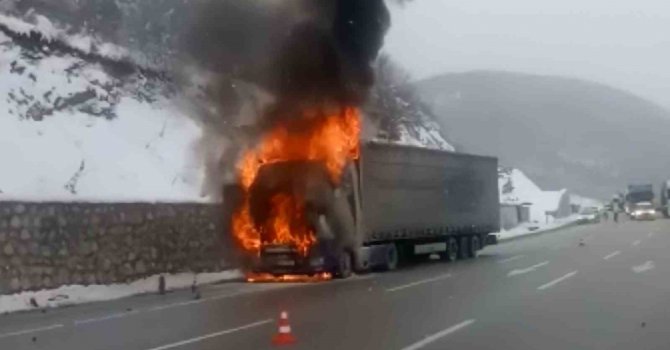 Samsun’da motor yağı yüklü tır alev alev yandı