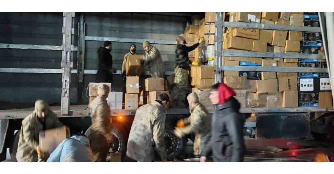 Jandarma personeli ve güvenlik korucuları depremzedelere umut oluyor